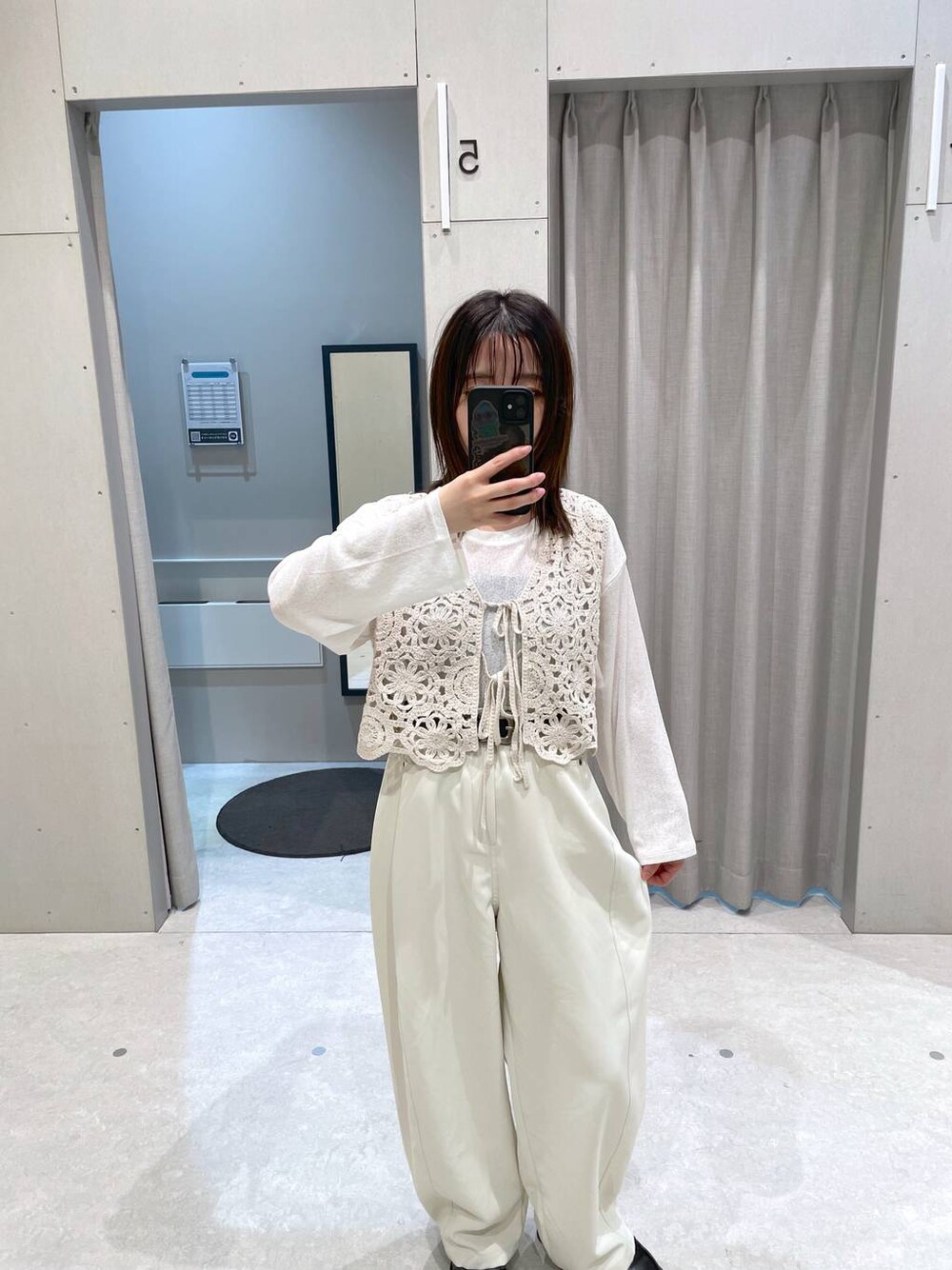 ホワイト系のその他パンツ、ベージュ系のベスト、シルバー系のネックレスを着用したレディースの春コーディネートの1枚目の写真