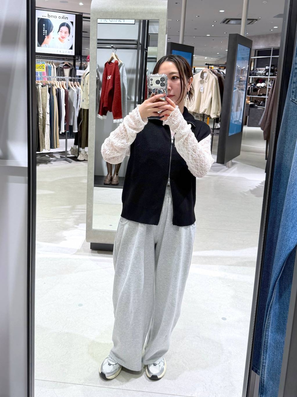 ブラック系のベスト、ホワイト系のTシャツ/カットソーを着用したレディースの秋コーディネートの1枚目の写真