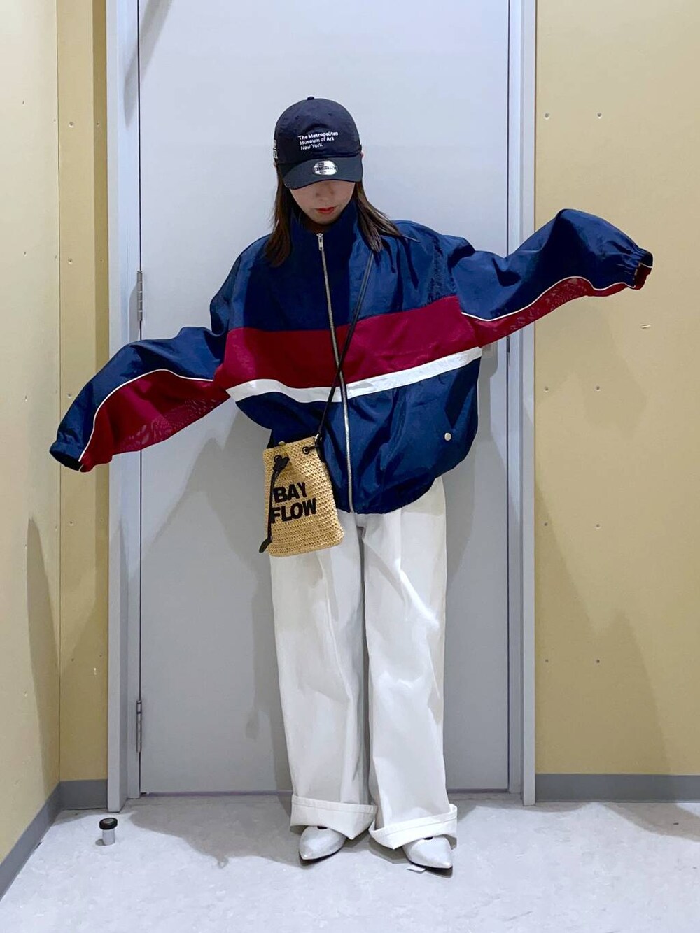 シルバー系のパンプス、ホワイト系のデニムパンツ、ブルー系のブルゾンを着用したレディースの春コーディネートの1枚目の写真