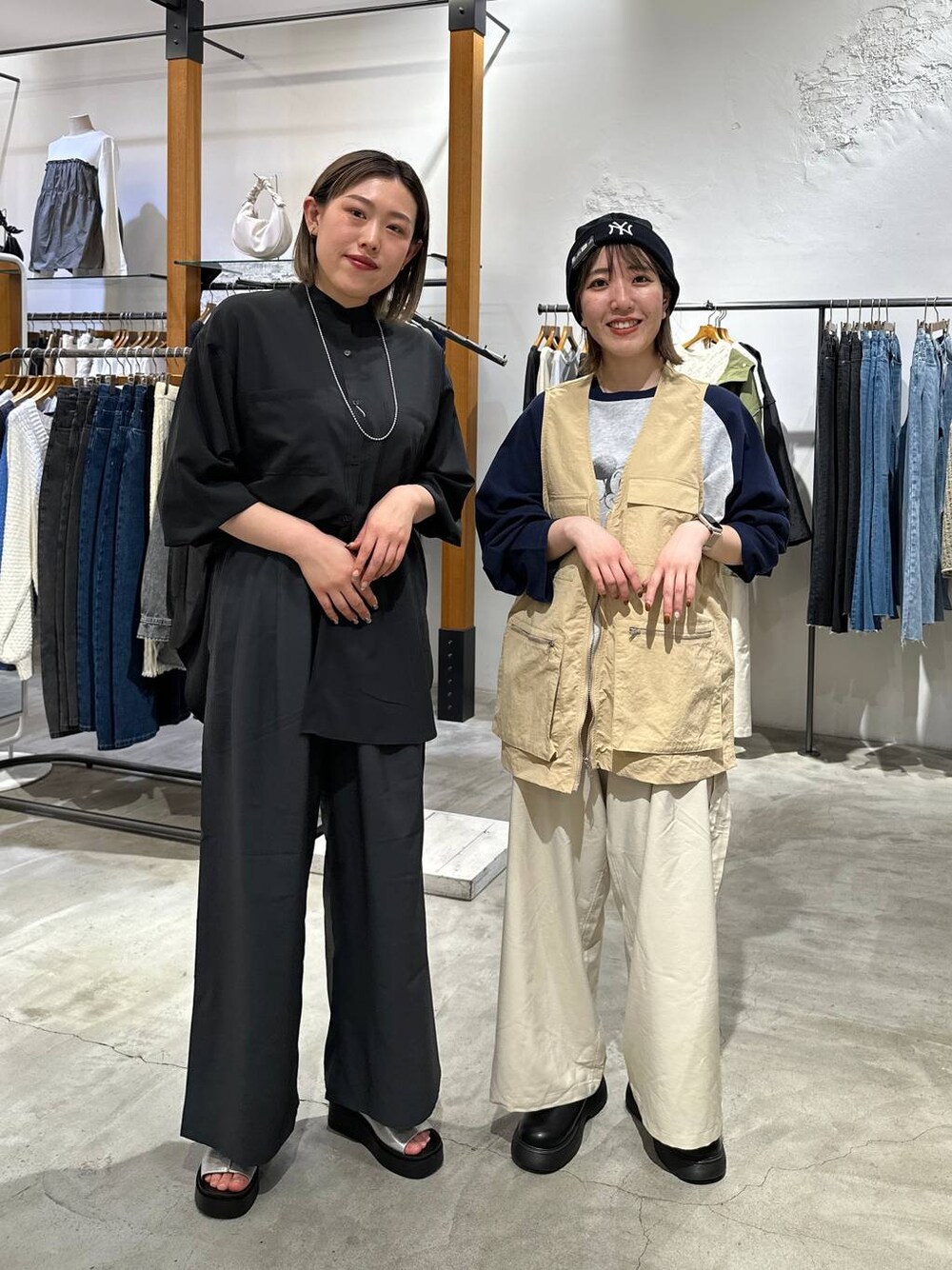 ブラック系のシャツ/ブラウス、グレー系のベスト、ブルー系のTシャツ/カットソーを着用したレディースの春コーディネートの1枚目の写真