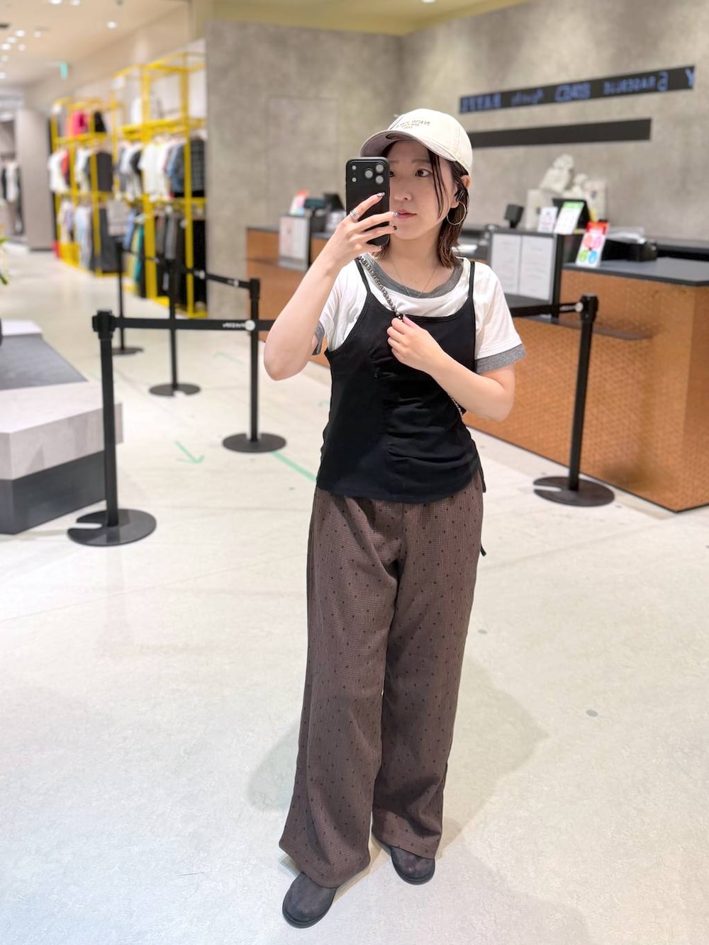 ホワイト系のTシャツ/カットソー、その他のショルダーバッグ、ブラウン系のその他パンツを着用したレディースの夏コーディネートの1枚目の写真