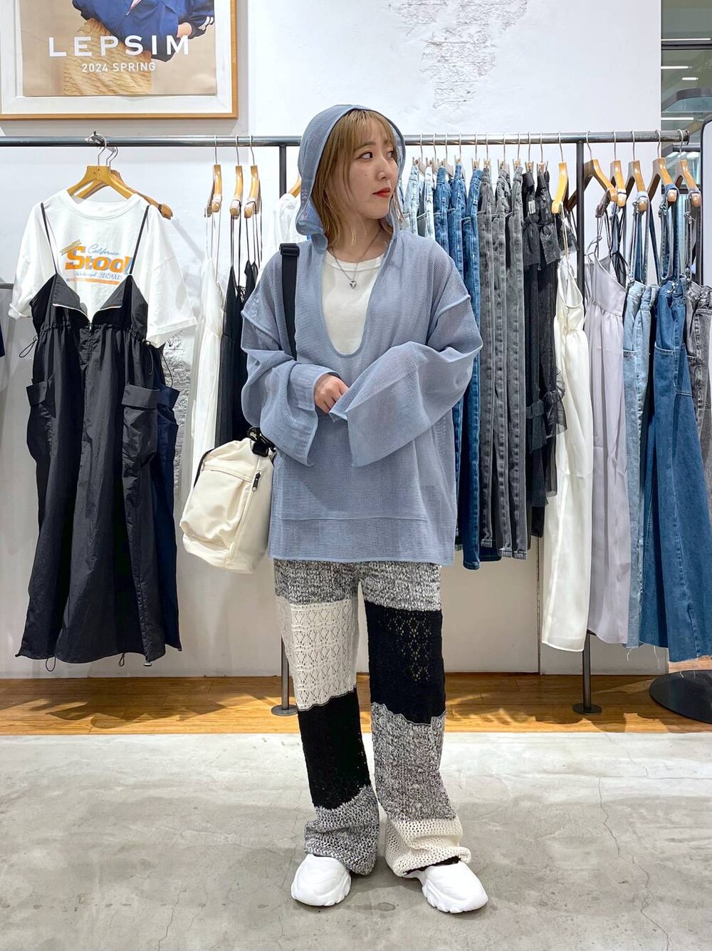 グレー系のその他パンツ、ホワイト系のタンクトップ、ブルー系のパーカーを着用したレディースの春コーディネートの1枚目の写真