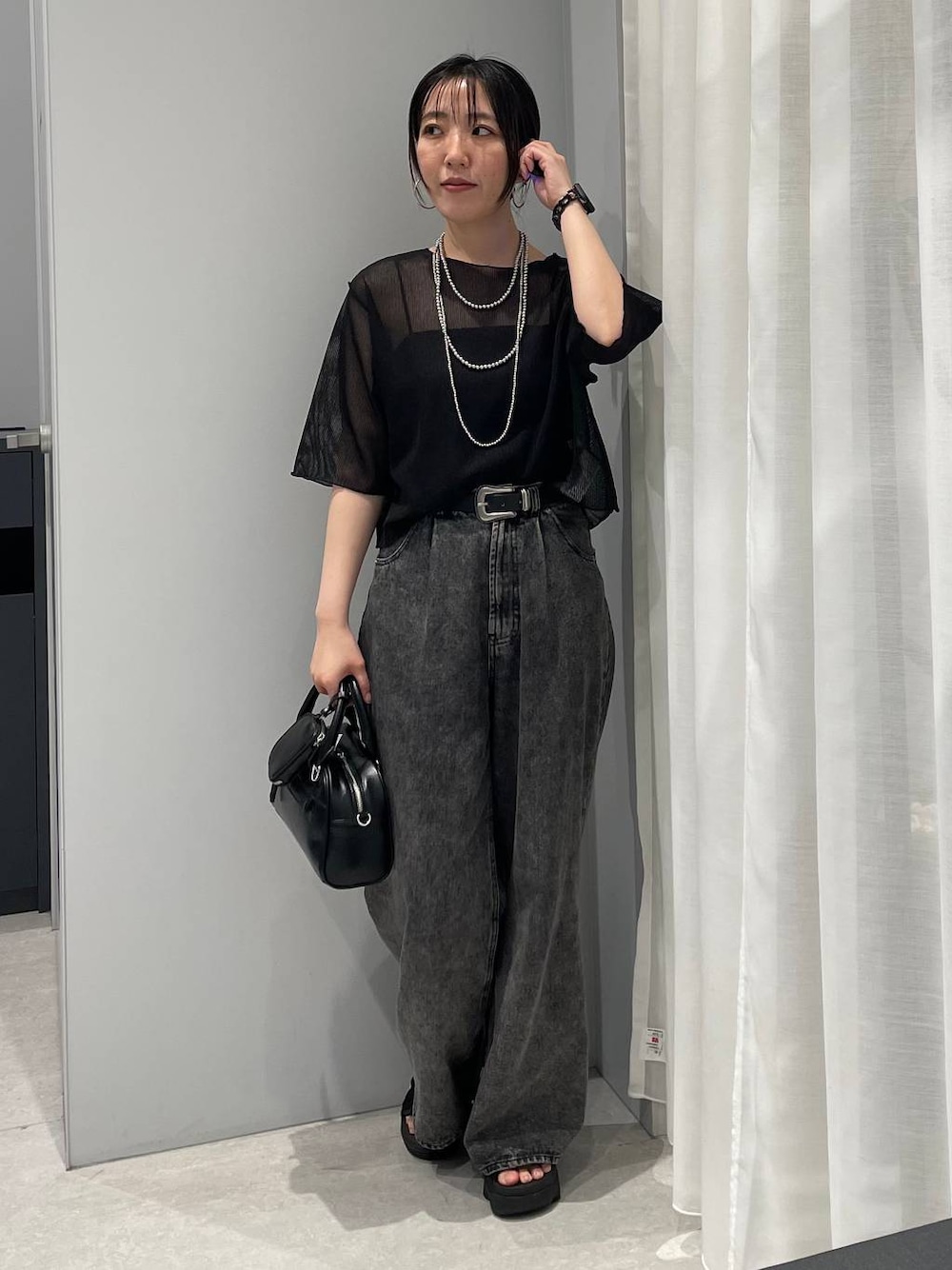 「高見え、ゆったり、モノトーン、シンプルコーデ、大人カジュアル、きれいめカジュアル、低身長、カジュアル、ベーシック/シンプル」｜「Heatherのハイウエストデニムワイドパンツ2　250170（デニムパンツ、グレー系）」を使った、manaさん（レディース・153cm）の夏コーディネートの1枚目の写真