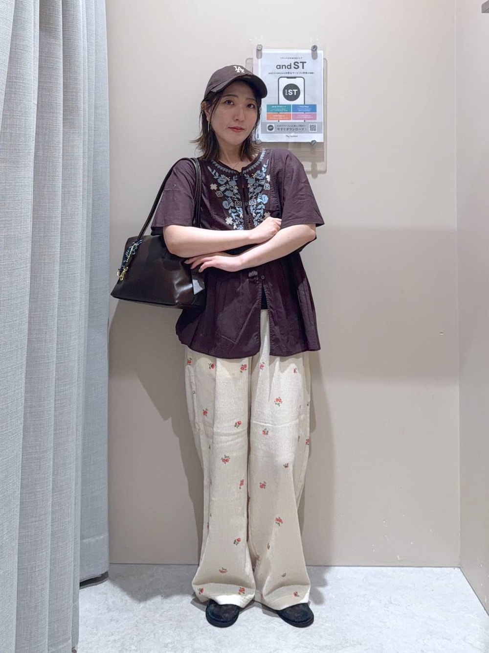 ブラウン系のボストンバッグ、ベージュ系のその他パンツ、ブラウン系のシャツ/ブラウスを着用したレディースの夏コーディネートの1枚目の写真