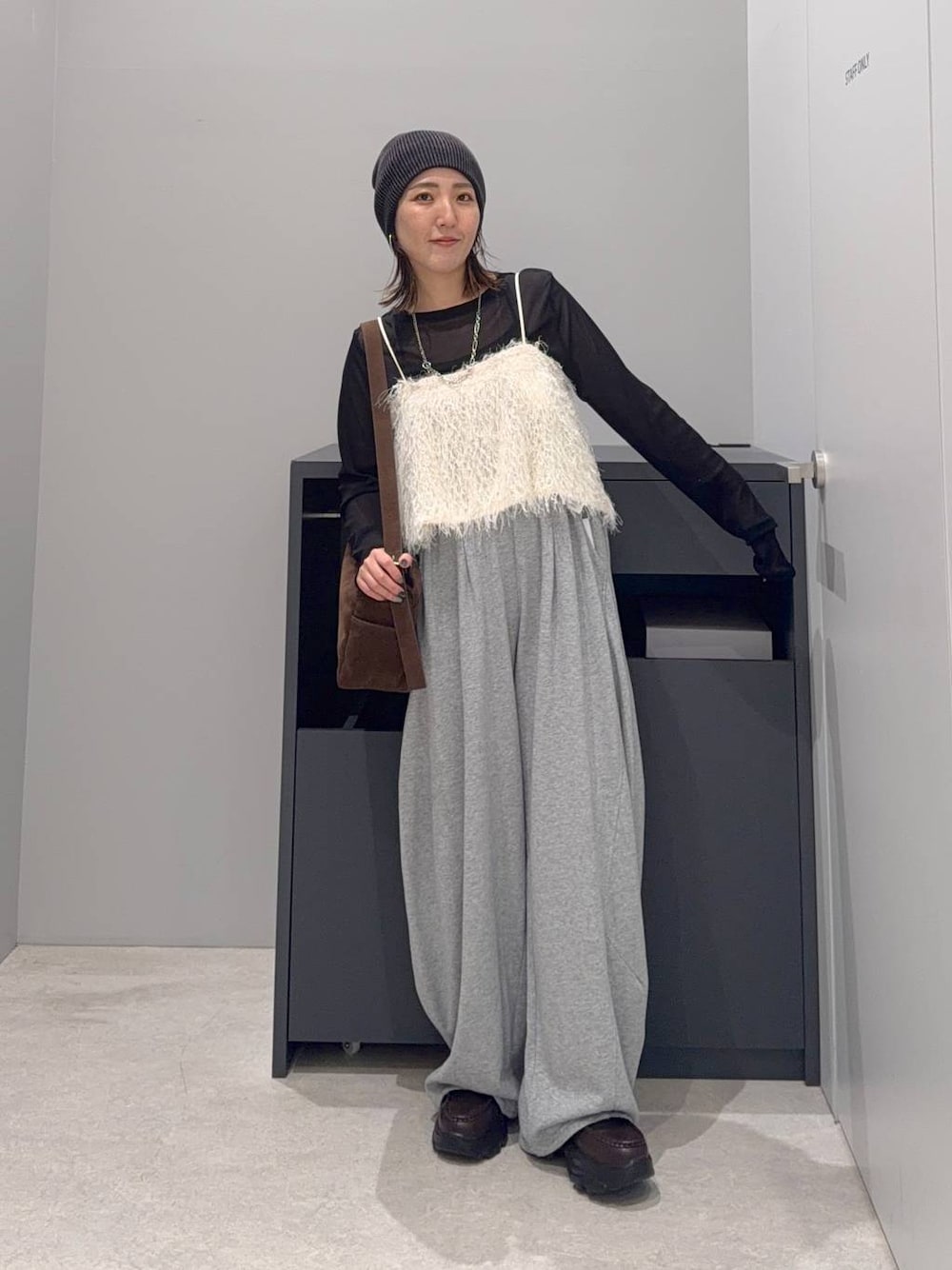 グレー系のスウェットパンツ、ブラック系のTシャツ/カットソー、ブラウン系のローファーを着用したレディースの夏コーディネートの1枚目の写真