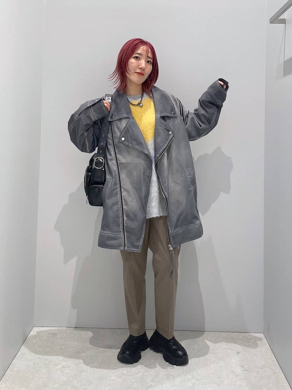 「低身長、カジュアル、ベーシック/シンプル、体型カバー、高見え、ゆったり、LEPSIM」｜「GLOBAL WORKのウツクシルエットテーパードパンツ/114976（その他パンツ、ブラウン系）」を使った、manaさん（レディース・153cm）の秋コーディネートの1枚目の写真