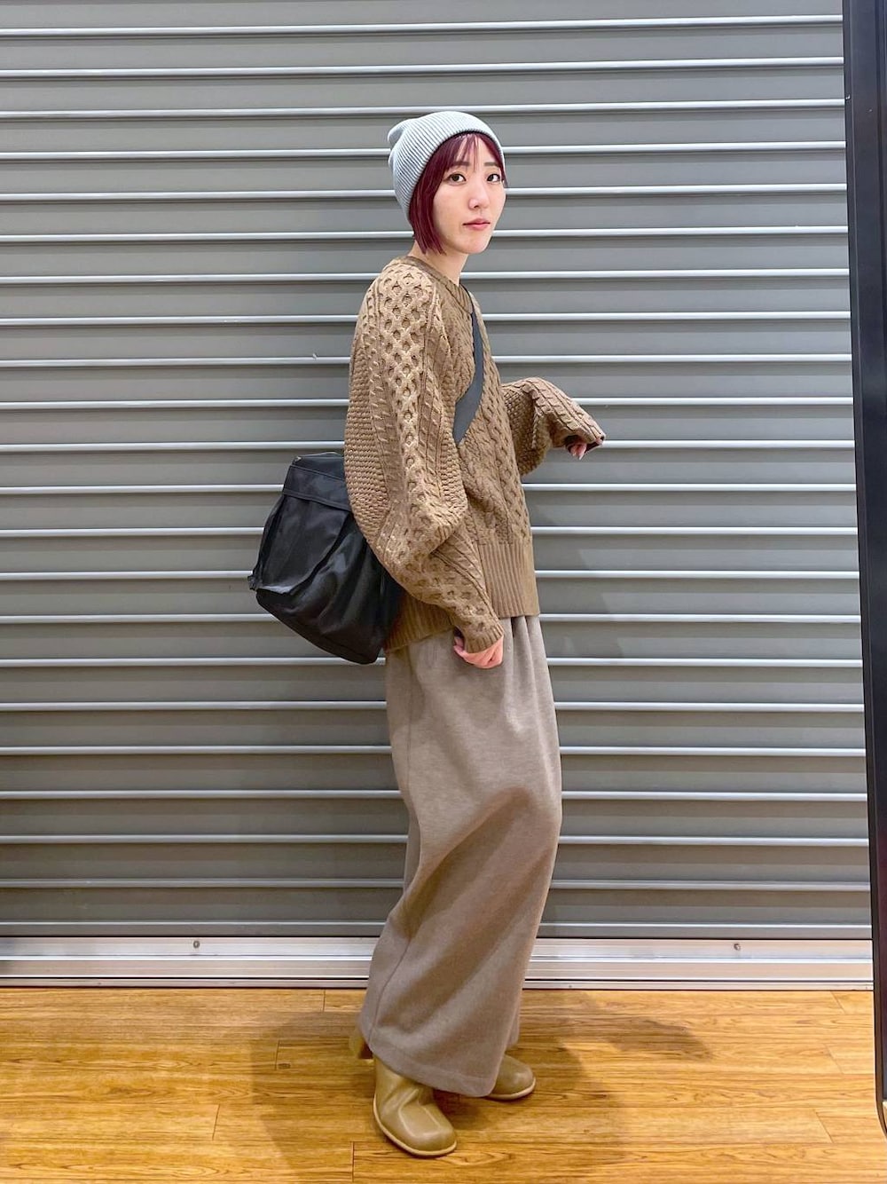 ブラウン系のブーツ、ブラウン系のニット/セーター、ベージュ系のその他パンツを着用したレディースの冬コーディネートの1枚目の写真