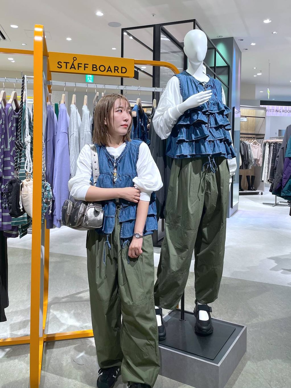 グリーン系のその他パンツ、ホワイト系のTシャツ/カットソー、シルバー系のショルダーバッグを着用したレディースの秋コーディネートの1枚目の写真