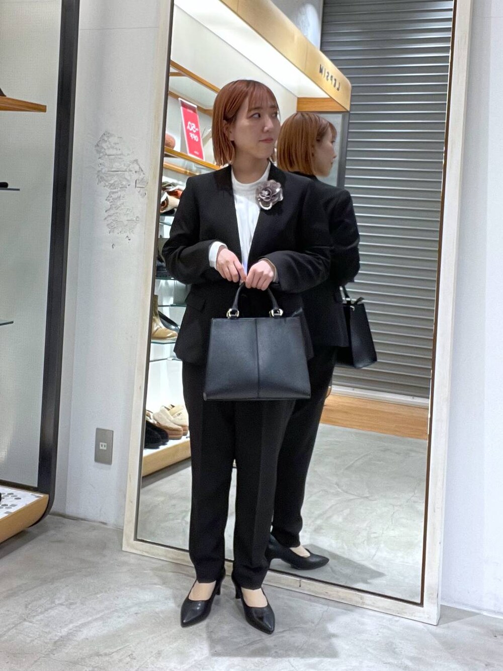 ブラック系のその他パンツ、ブラック系のノーカラージャケット、ホワイト系のシャツ/ブラウスを着用したレディースの冬コーディネートの1枚目の写真