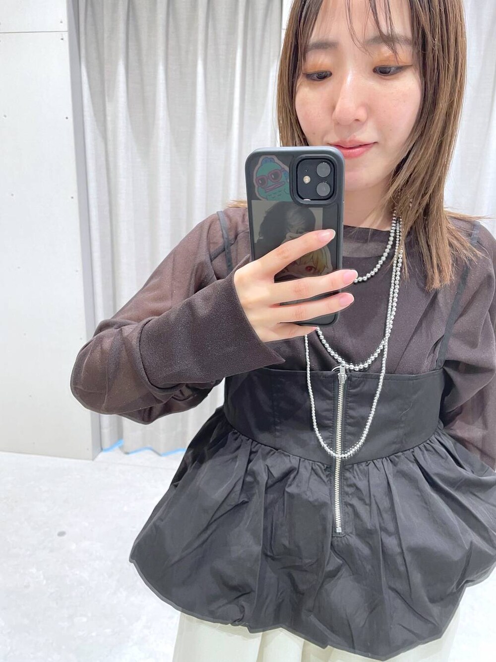 ホワイト系のその他パンツ、ブラウン系のTシャツ/カットソー、ブラック系のキャミソールを着用したレディースの春コーディネートの1枚目の写真