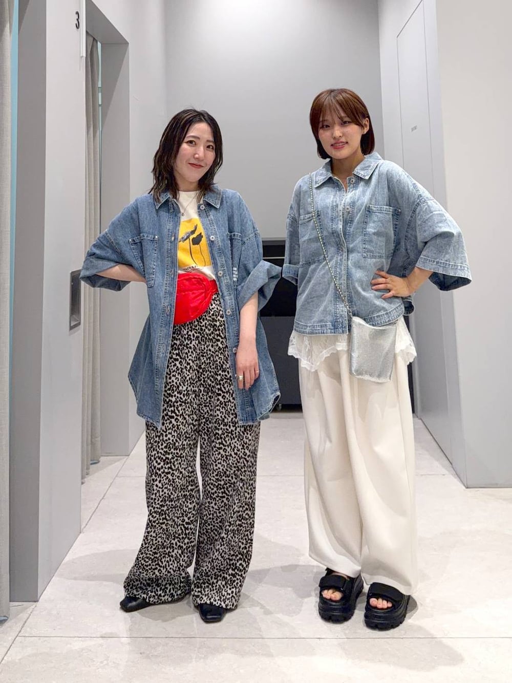 シルバー系のショルダーバッグ、ベージュ系のスウェットパンツ、レッド系のボディバッグ/ウエストポーチを着用したレディースの夏コーディネートの1枚目の写真