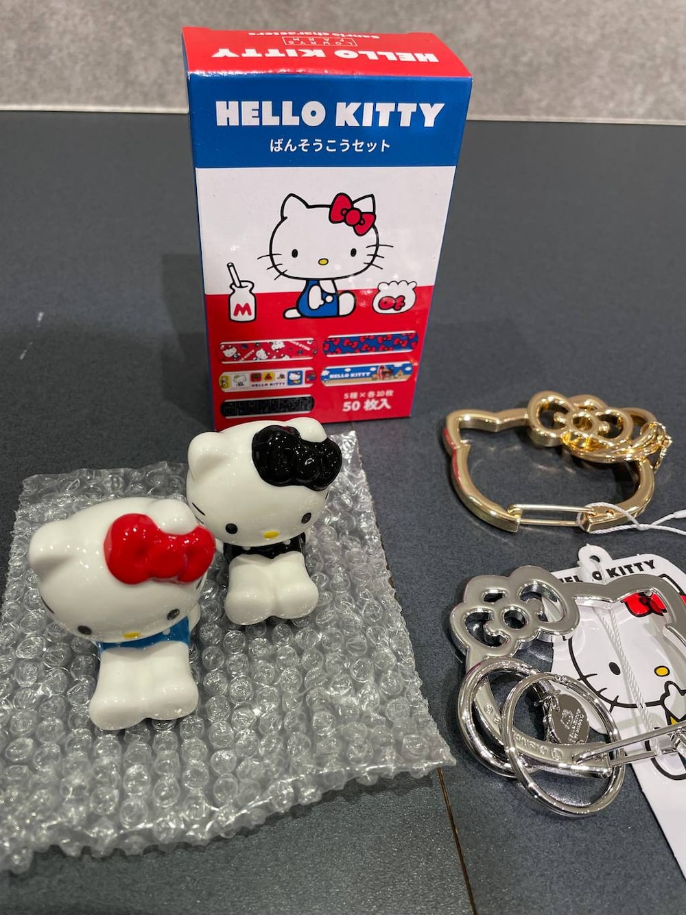 ブラック系の食器、シルバー系のキーホルダー、その他のその他ビューティーグッズを着用したレディースの冬コーディネートの1枚目の写真