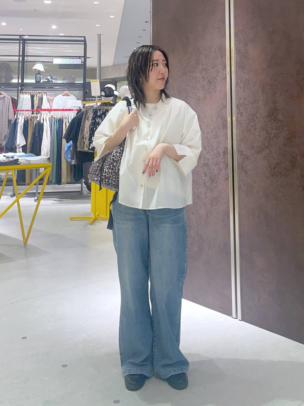 ホワイト系のTシャツ/カットソー、ブルー系のデニムパンツ、ホワイト系のシャツ/ブラウスを着用したレディースの春コーディネートの1枚目の写真