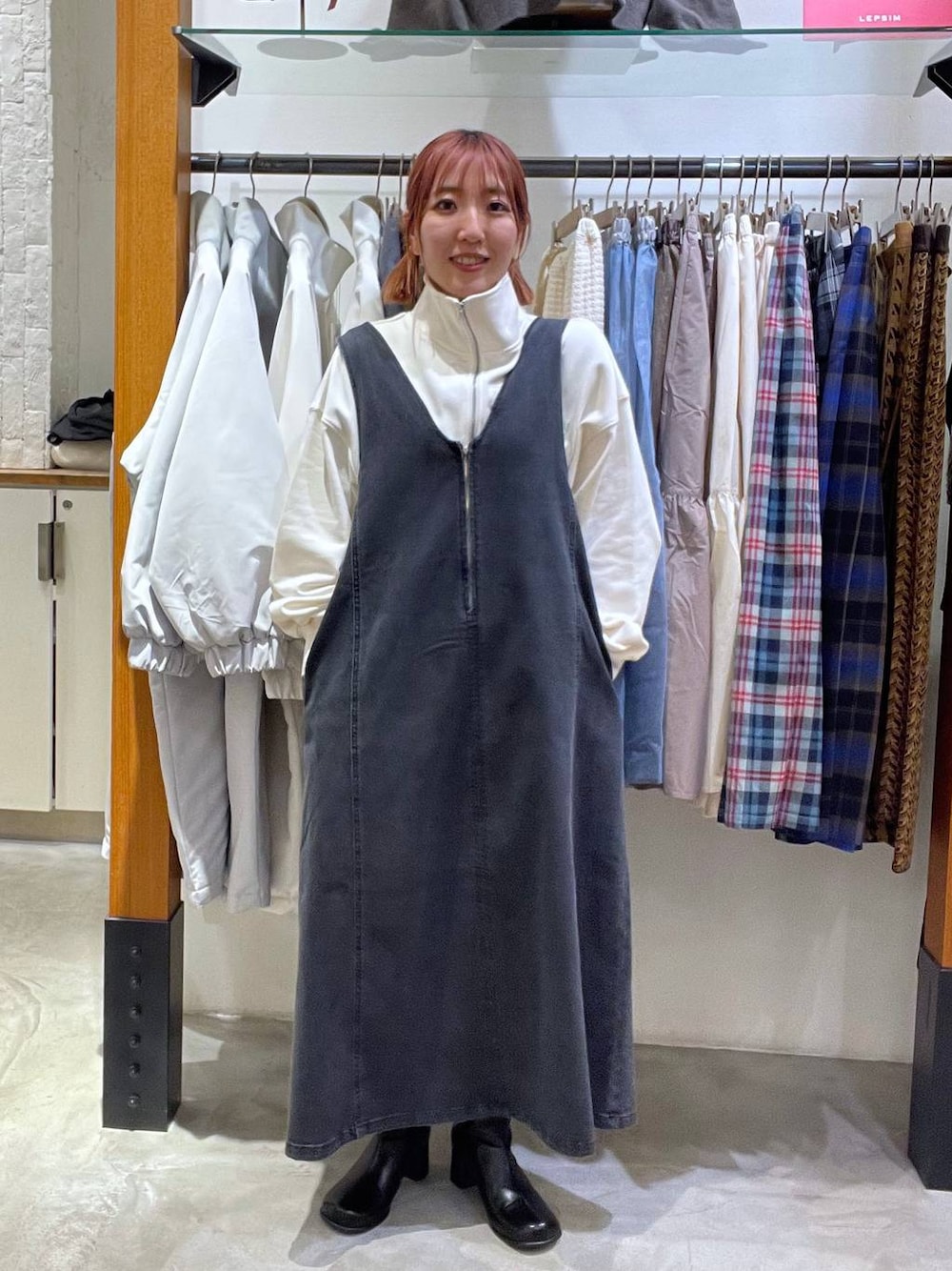 ブラック系のマタニティウェア/グッズ、ホワイト系のマタニティウェア/グッズを着用したレディースの冬コーディネートの1枚目の写真