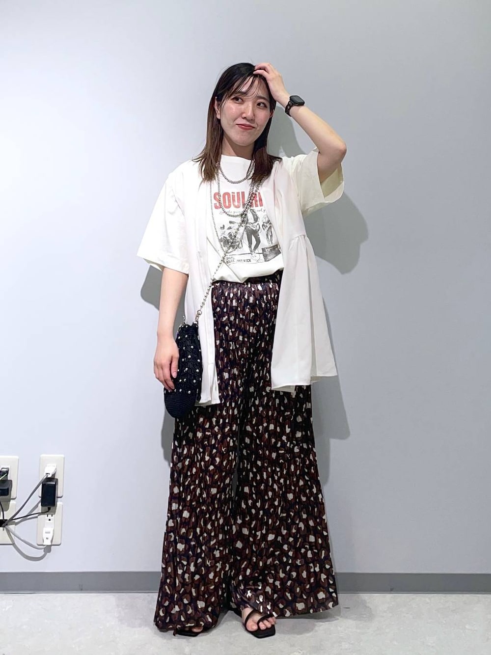 「大人カジュアル、低身長、カジュアル、ベーシック/シンプル、高見え、ゆったり、モノトーン、シンプルコーデ、きれいめカジュアル」｜「zandyのzandy/ズィー・アンド・ワイ アップルウォッチチェーンベルト/173112（デジタル腕時計、ブラック系）」を使った、manaさん（レディース・153cm）の春コーディネートの1枚目の写真