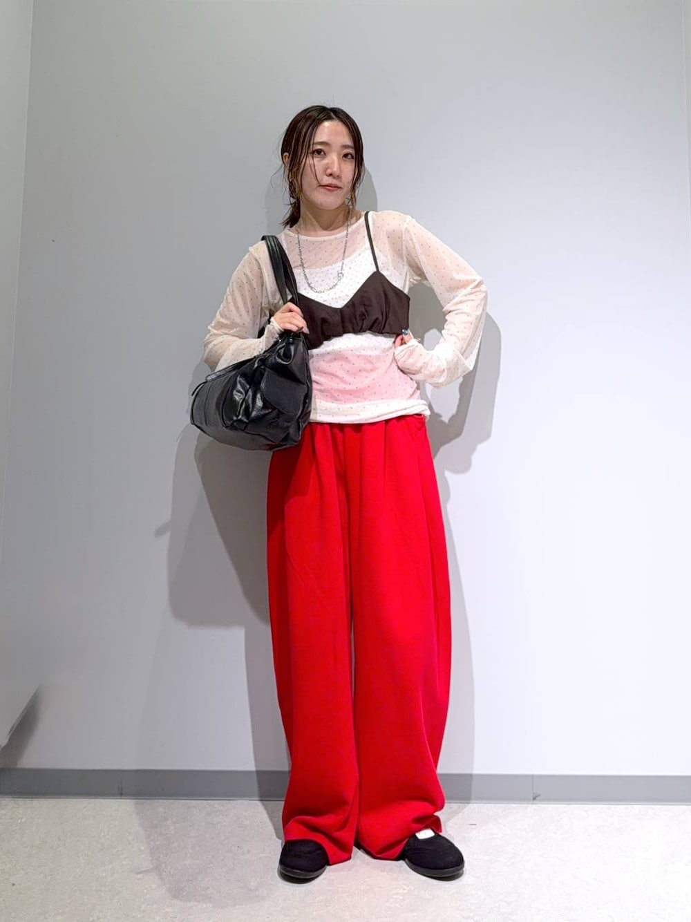 ブラック系のパンプス、ブラック系のトートバッグ、ブラウン系のその他トップスを着用したレディースの夏コーディネートの1枚目の写真