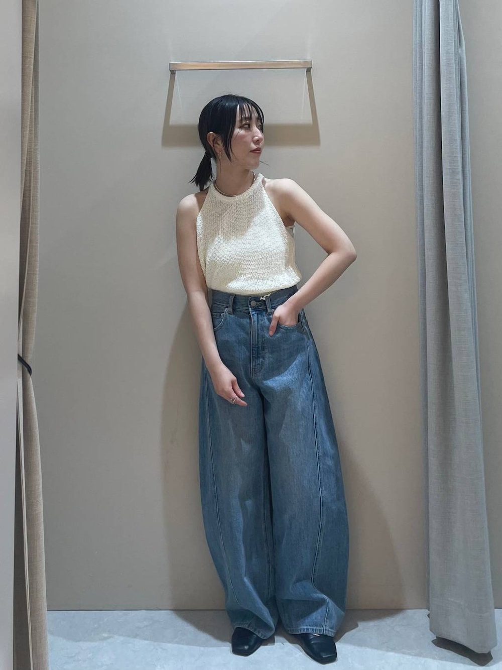 「高見え、低身長、カジュアル、ベーシック/シンプル、ゆったり、モノトーン、シンプルコーデ、大人カジュアル、きれいめカジュアル」｜「A part byのApbコクーンデニムパンツ≪追加3≫（デニムパンツ、ブルー系）」を使った、manaさん（レディース・153cm）の夏コーディネートの1枚目の写真