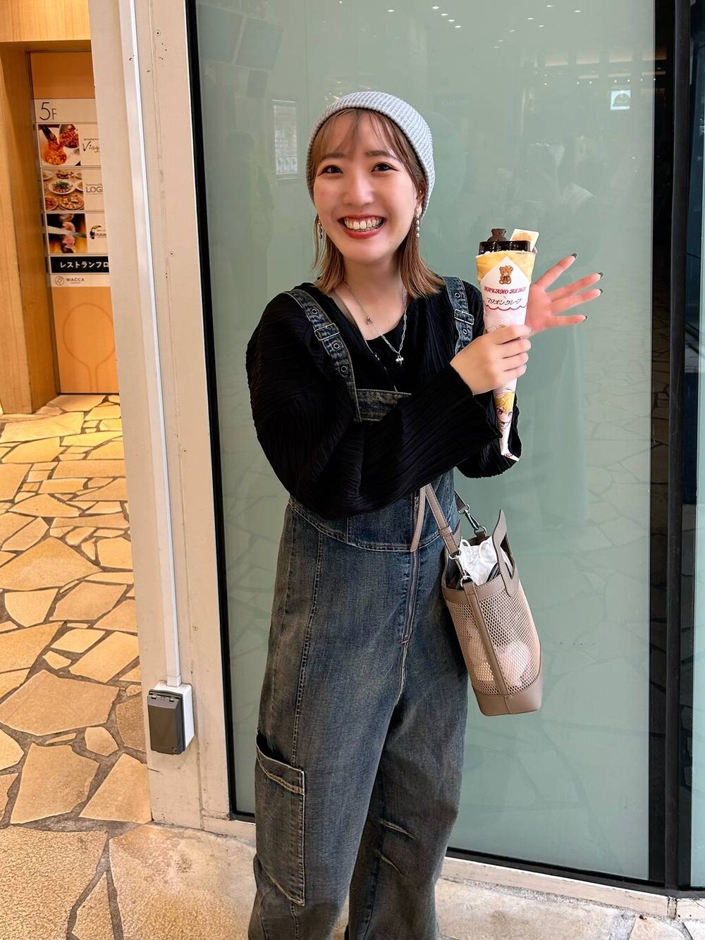 「ベーシック/シンプル、低身長、カジュアル、体型カバー、高見え、ゆったり、LEPSIM」｜「JEANASISのサイドポケットデニムサロペ/115832（サロペット/オーバーオール、ブルー系）」を使った、manaさん（レディース・153cm）の春コーディネートの1枚目の写真
