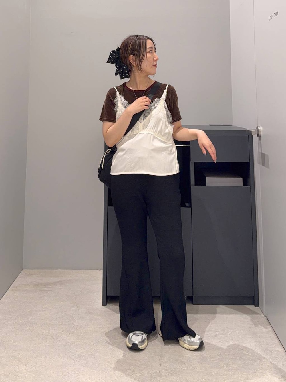 ホワイト系のキャミソール、ブラック系のボストンバッグ、ブラック系のその他パンツを着用したレディースの夏コーディネートの1枚目の写真
