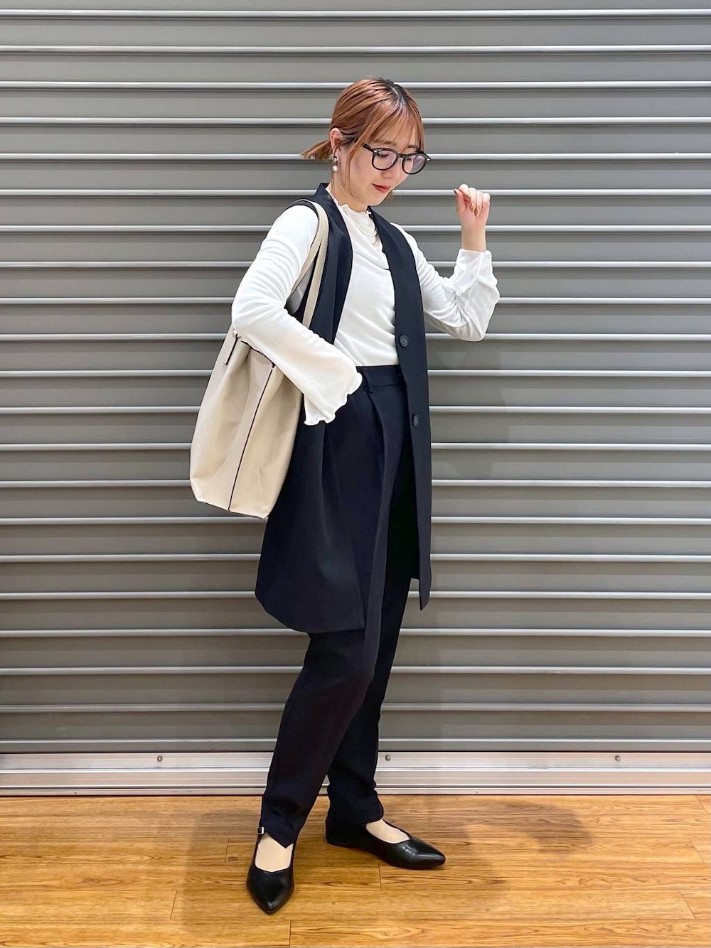 ホワイト系のTシャツ/カットソー、ベージュ系のトートバッグ、ブルー系のその他パンツを着用したレディースの冬コーディネートの1枚目の写真
