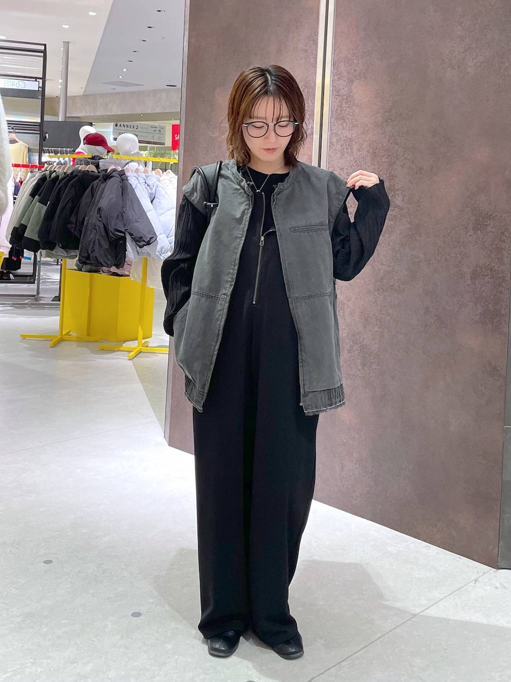 ブラック系のブルゾン、ブラック系のサロペット/オーバーオール、ブラック系のボストンバッグを着用したレディースの冬コーディネートの1枚目の写真