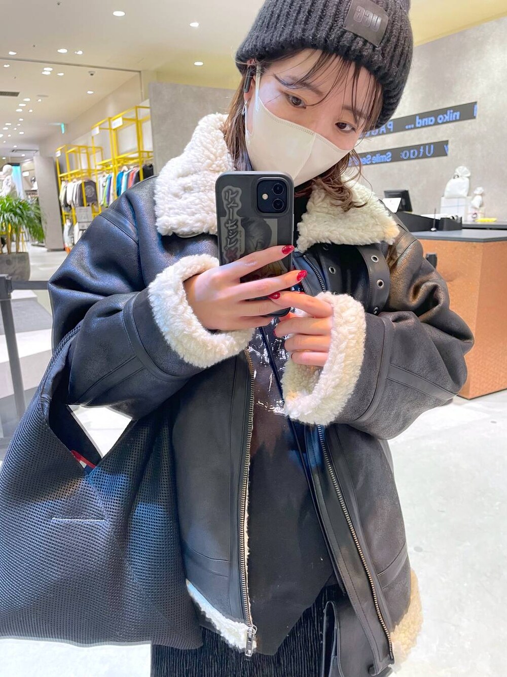 ブラック系のスカート、ブラック系のスウェットを着用したレディースの冬コーディネートの1枚目の写真