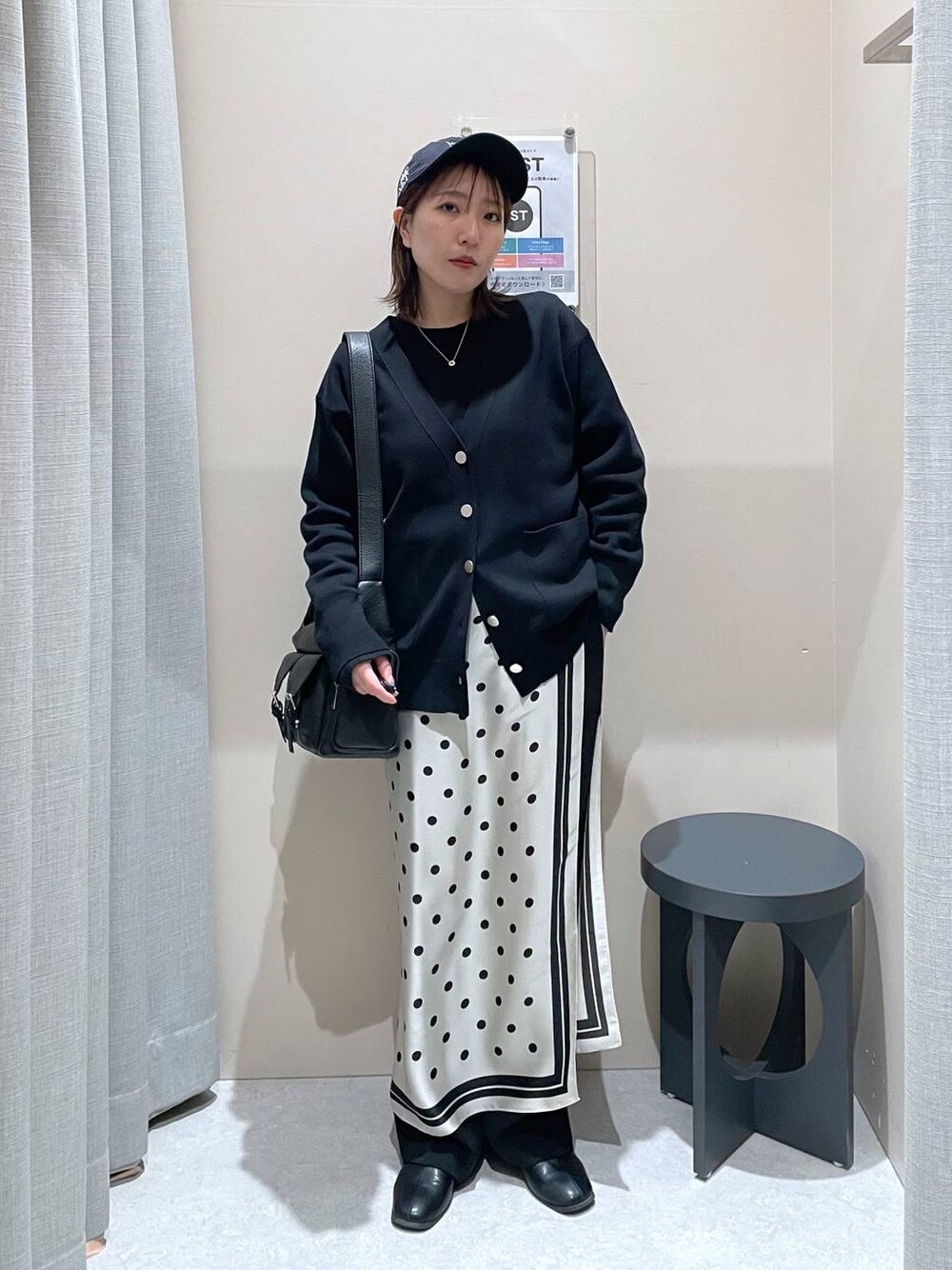 ブラック系のカーディガン/ボレロ、ブラック系のショルダーバッグ、ベージュ系のバンダナ/スカーフを着用したレディースの冬コーディネートの1枚目の写真