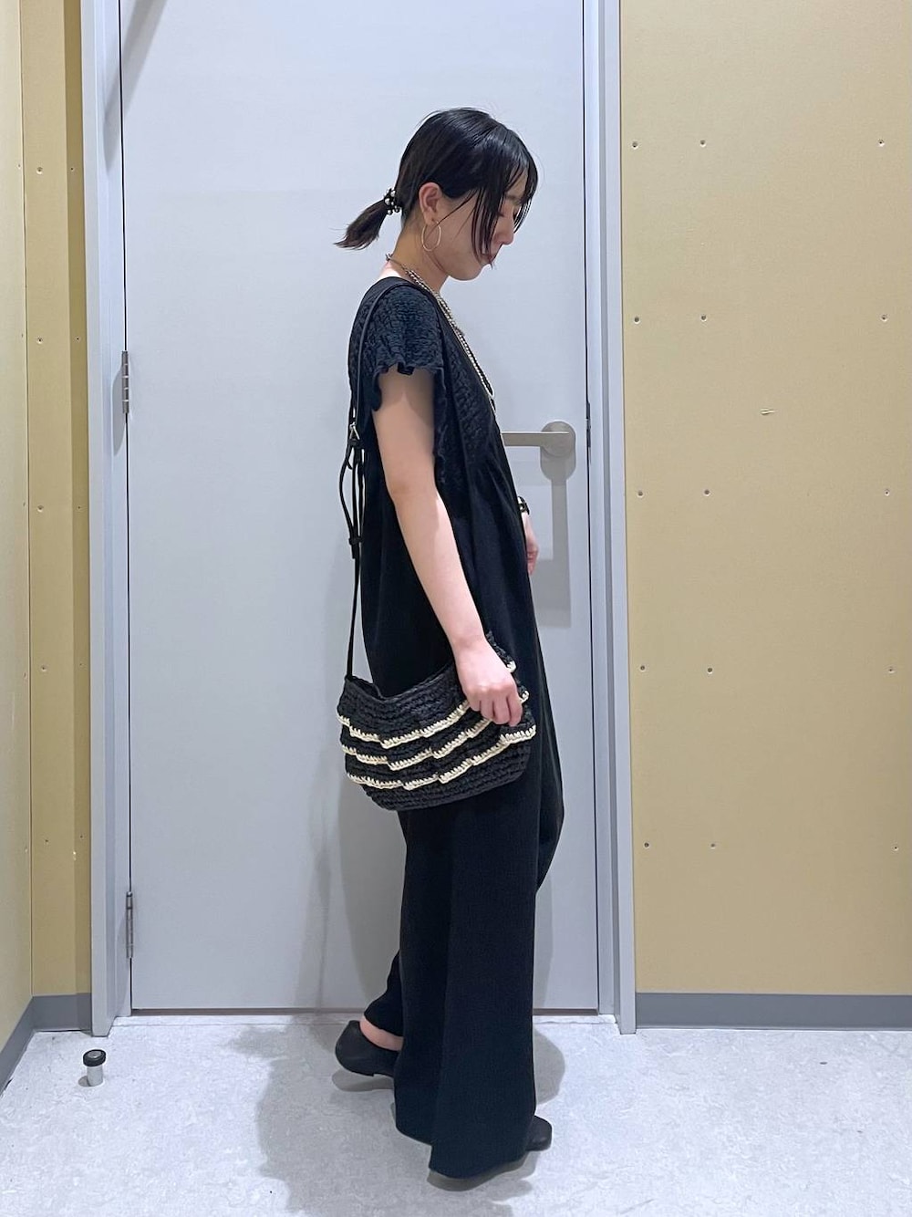 「大人カジュアル、低身長、カジュアル、ベーシック/シンプル、高見え、ゆったり、モノトーン、シンプルコーデ、きれいめカジュアル」｜「LAKOLEのペーパーフリルショルダーバッグ / 286390（ショルダーバッグ、ブラック系）」を使った、manaさん（レディース・153cm）の春コーディネートの1枚目の写真