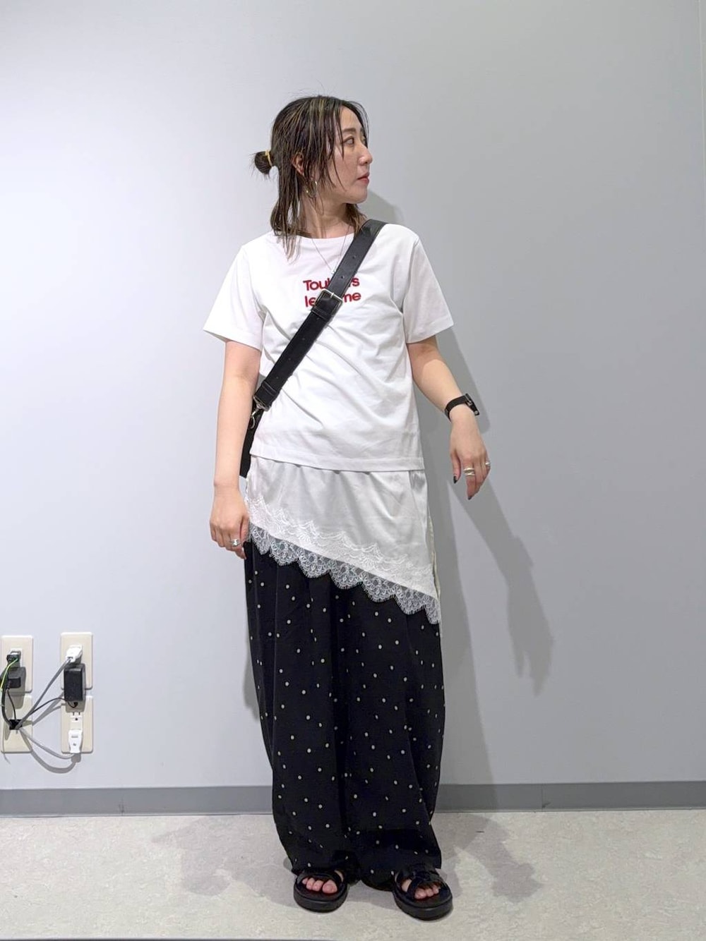 ブラック系のショルダーバッグ、ブラック系のサンダル、その他のその他パンツを着用したレディースの夏コーディネートの1枚目の写真