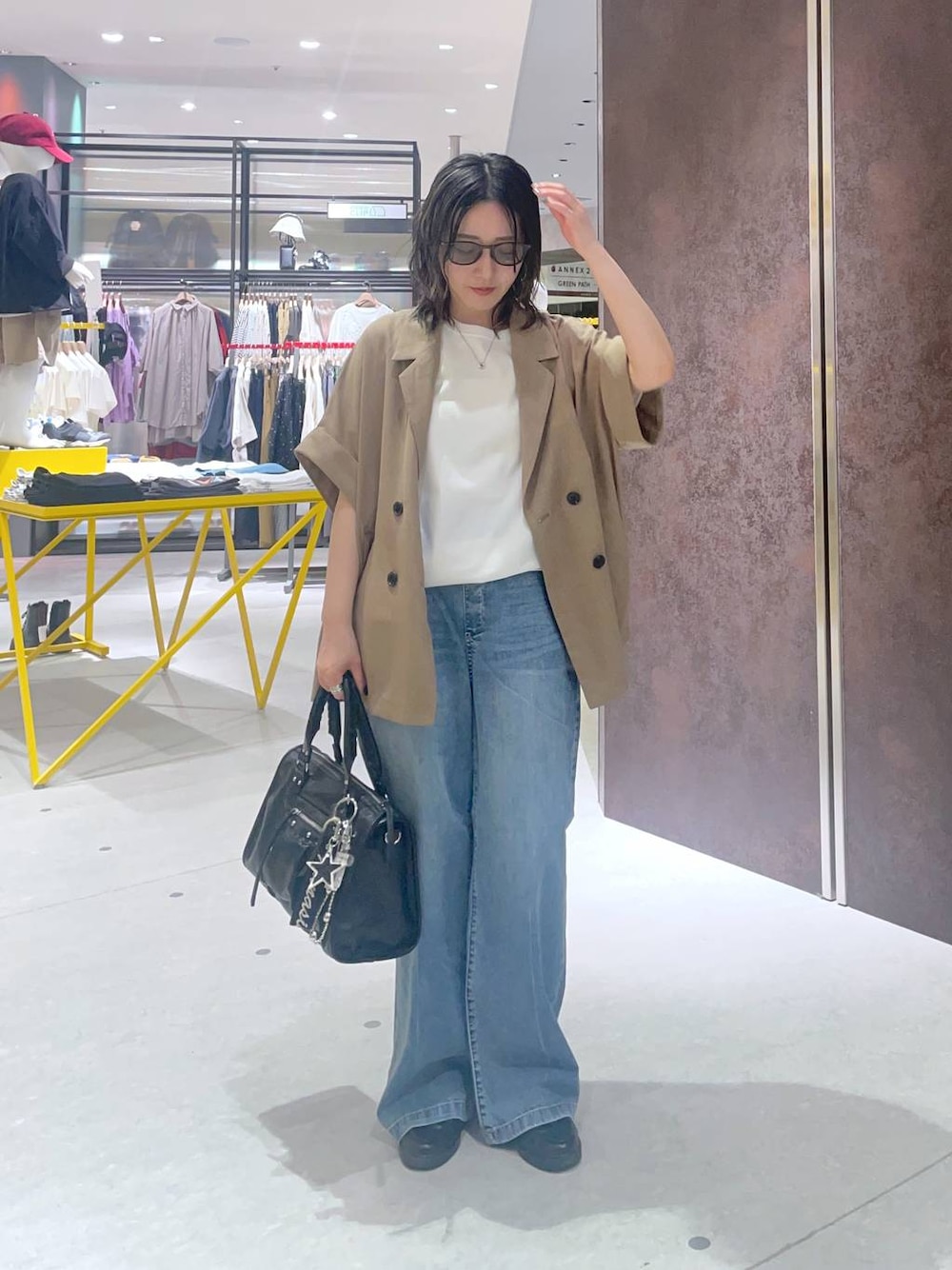 ホワイト系のTシャツ/カットソー、ブルー系のデニムパンツ、ベージュ系のテーラードジャケットを着用したレディースの春コーディネートの1枚目の写真