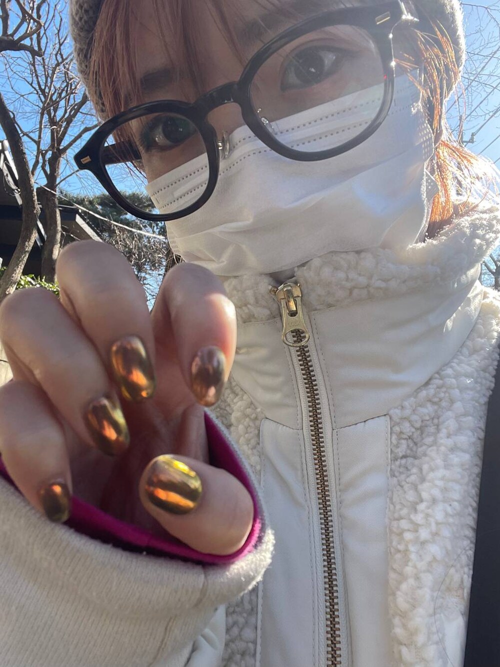 ホワイト系のその他アウター、レッド系のTシャツ/カットソーを着用したレディースの冬コーディネートの1枚目の写真