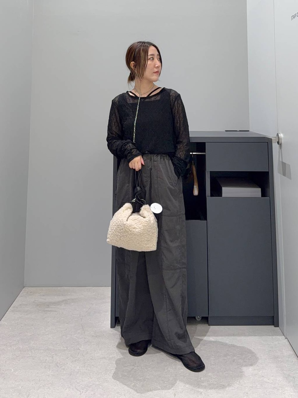 ホワイト系のショルダーバッグ、ブラック系のTシャツ/カットソー、ブラック系のタンクトップを着用したレディースの夏コーディネートの1枚目の写真