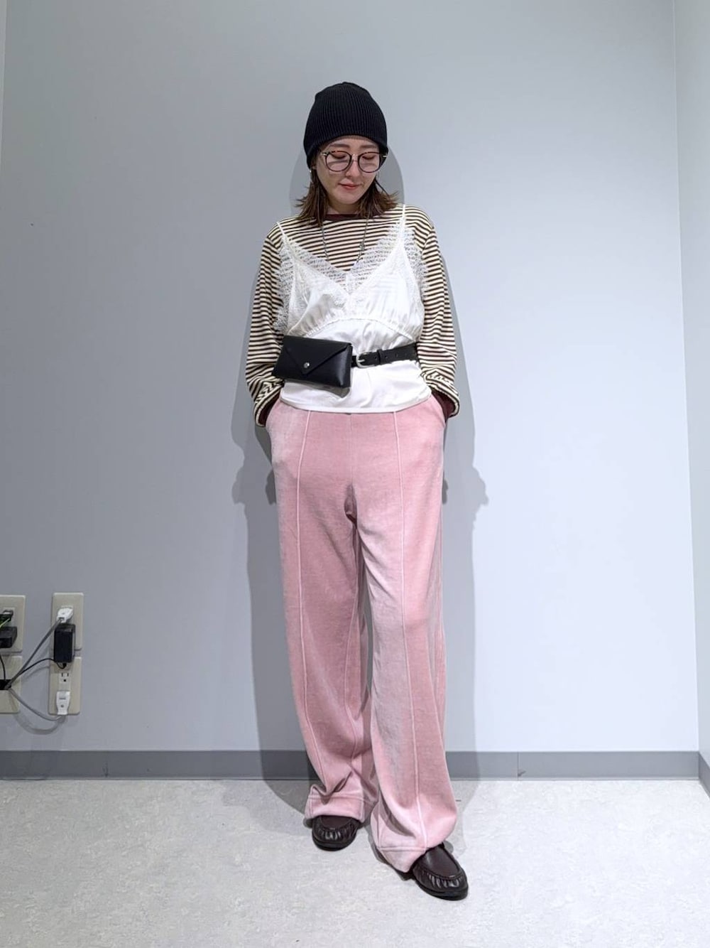 ホワイト系のキャミソール、ブラウン系のローファー、イエロー系のTシャツ/カットソーを着用したレディースの秋コーディネートの1枚目の写真