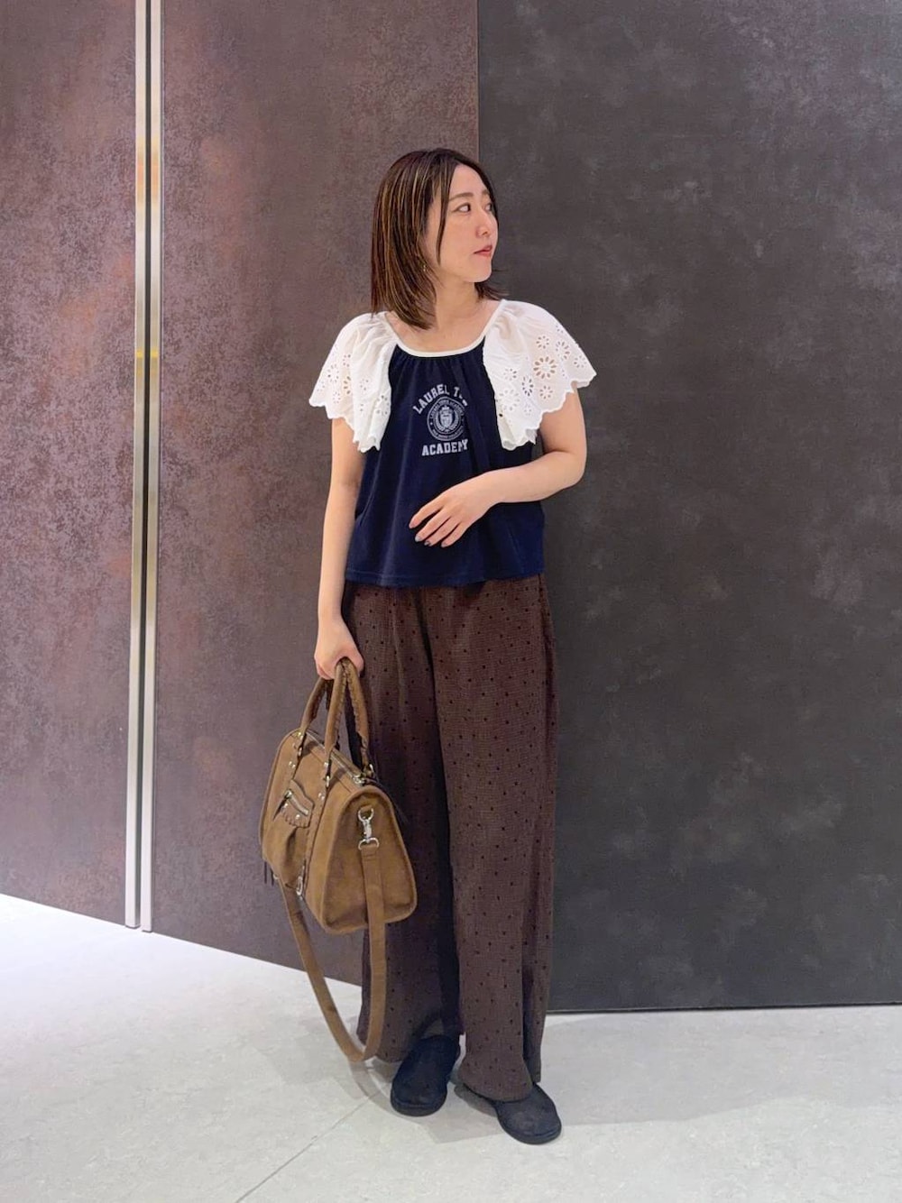ブルー系のTシャツ/カットソー、ブラウン系のボストンバッグ、ブラウン系のその他パンツを着用したレディースの夏コーディネートの1枚目の写真