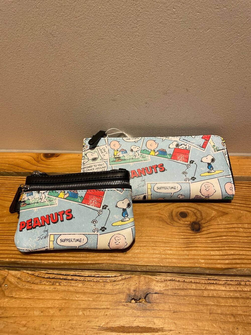 ブラック系の財布、ブラック系のコインケースを着用したレディースの冬コーディネートの1枚目の写真