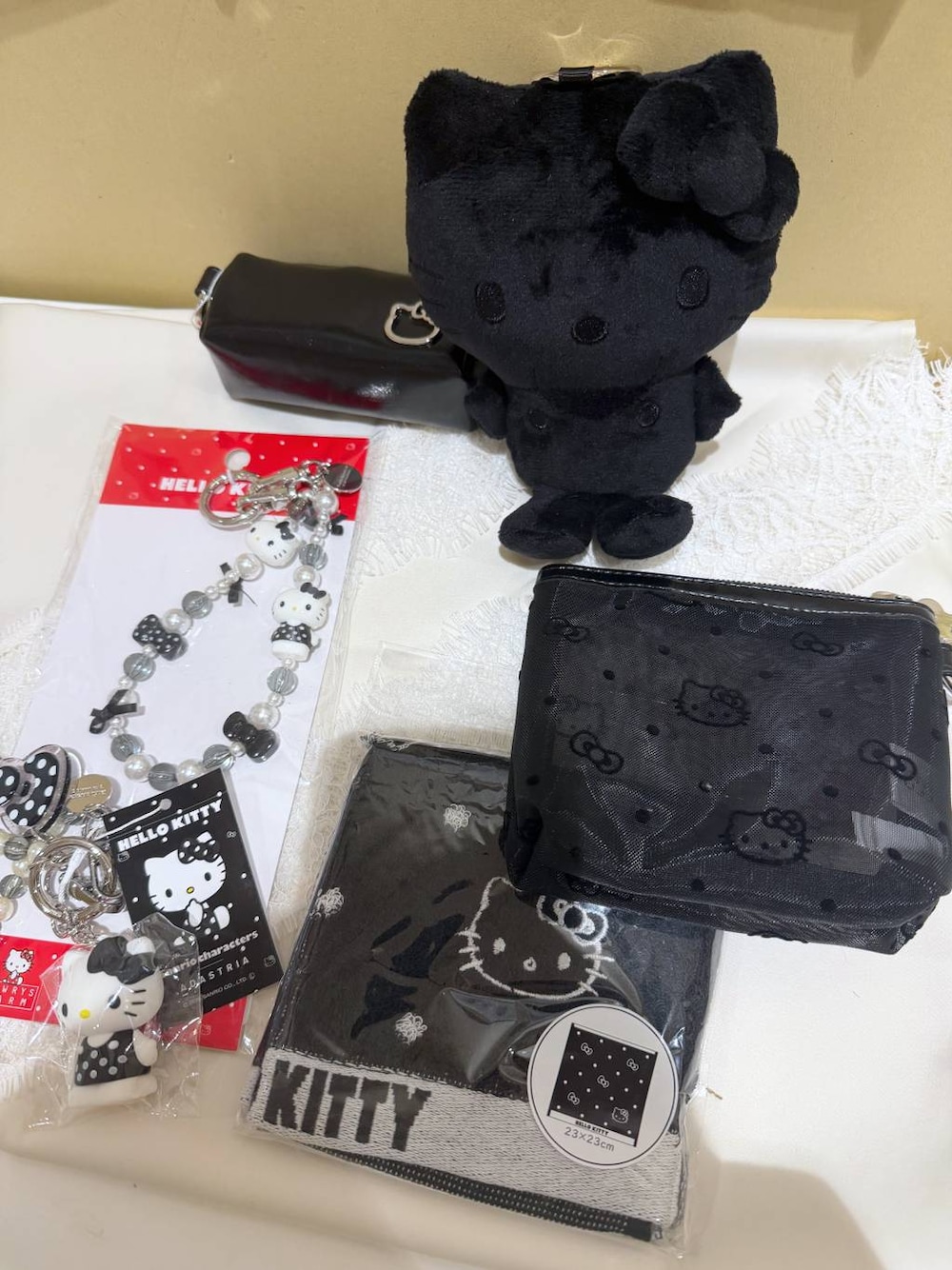 ブラック系のエコバッグ/サブバッグ、ブラック系のポーチ、ブラック系のポーチを着用したレディースの夏コーディネートの1枚目の写真