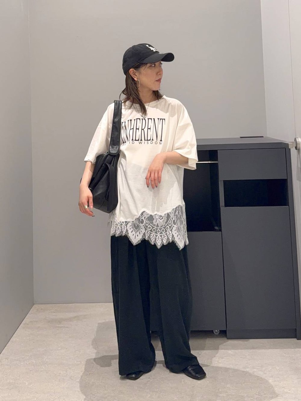 ブラック系のその他パンツ、ブラック系のショルダーバッグ、ホワイト系のTシャツ/カットソーを着用したレディースの夏コーディネートの1枚目の写真