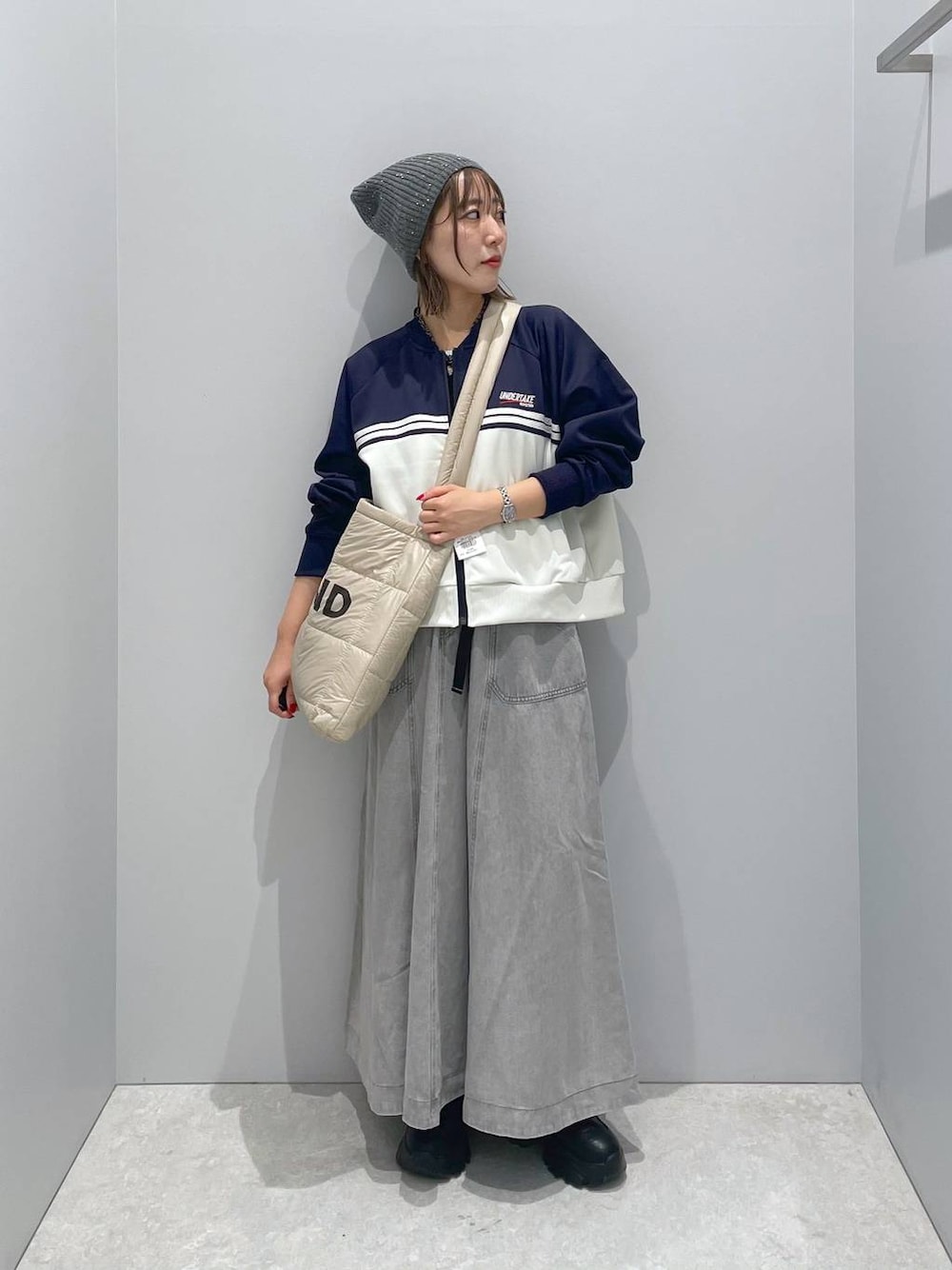 「ベーシック/シンプル、体型カバー、低身長、カジュアル、高見え、ゆったり、LEPSIM」｜「niko and...のベルトアソートフレアスカート（スカート、グレー系）」を使った、manaさん（レディース・153cm）の秋コーディネートの1枚目の写真