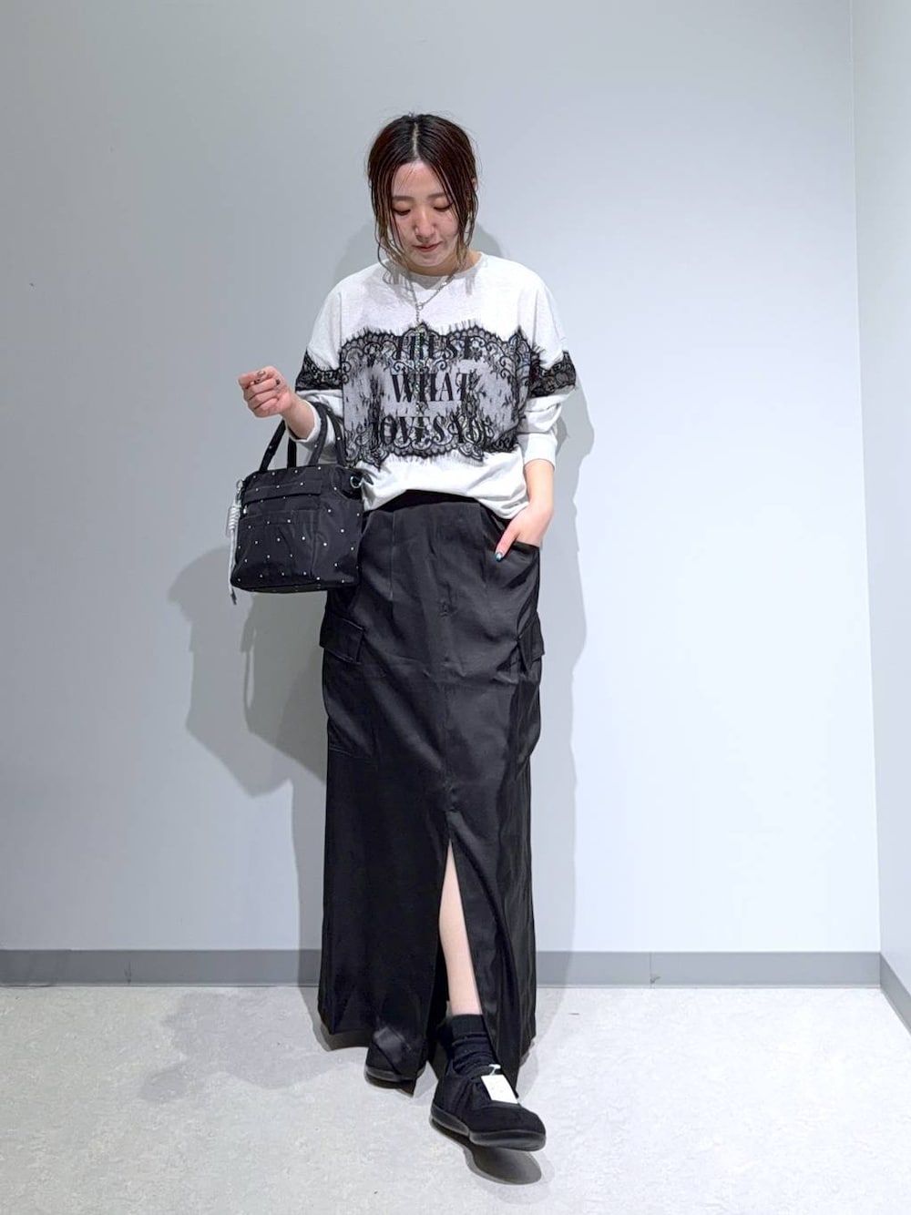 ブラック系のパンプス、ブラック系のスカート、グレー系のTシャツ/カットソーを着用したレディースの夏コーディネートの1枚目の写真