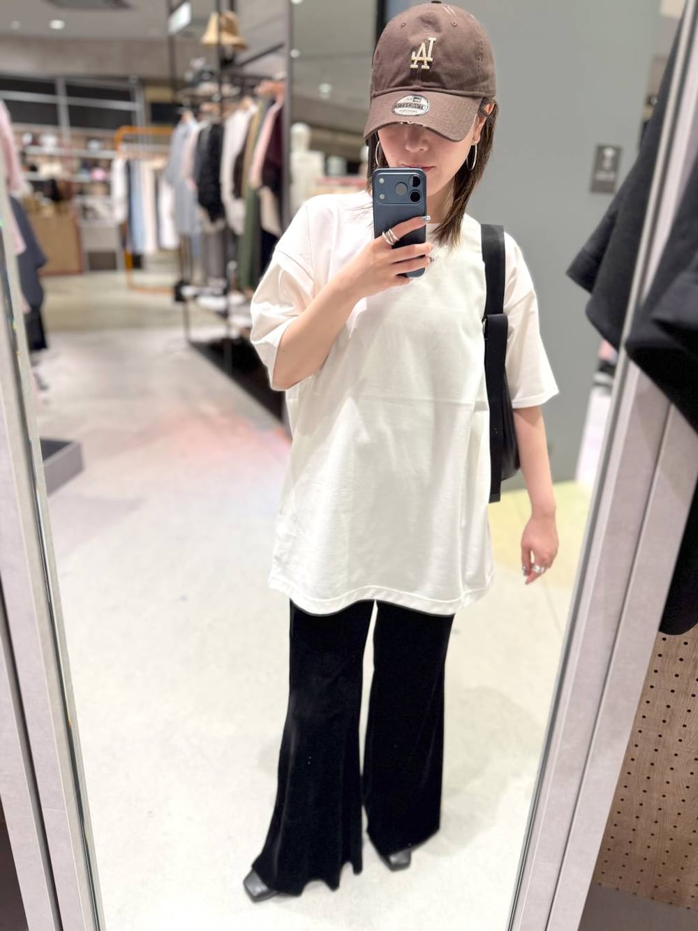 ホワイト系のTシャツ/カットソーを着用したレディースの夏コーディネートの1枚目の写真
