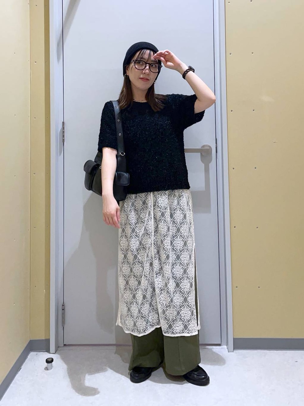 グリーン系のその他パンツ、ブラック系のショルダーバッグ、ホワイト系のワンピースを着用したレディースの春コーディネートの1枚目の写真