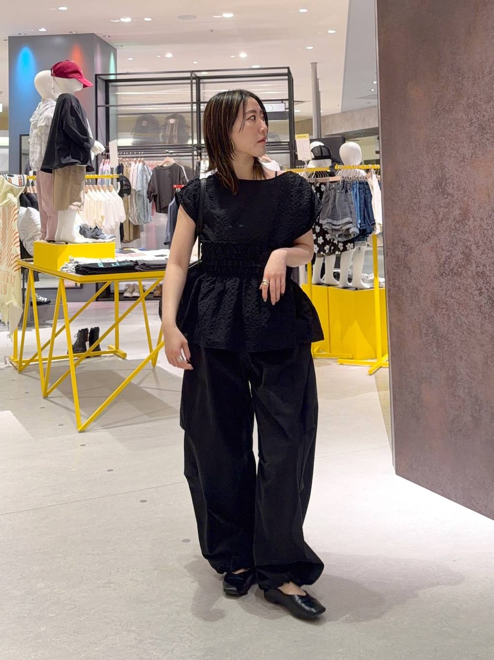 ブラック系のショルダーバッグ、ブラック系のその他パンツ、ブラック系のシャツ/ブラウスを着用したレディースの夏コーディネートの1枚目の写真