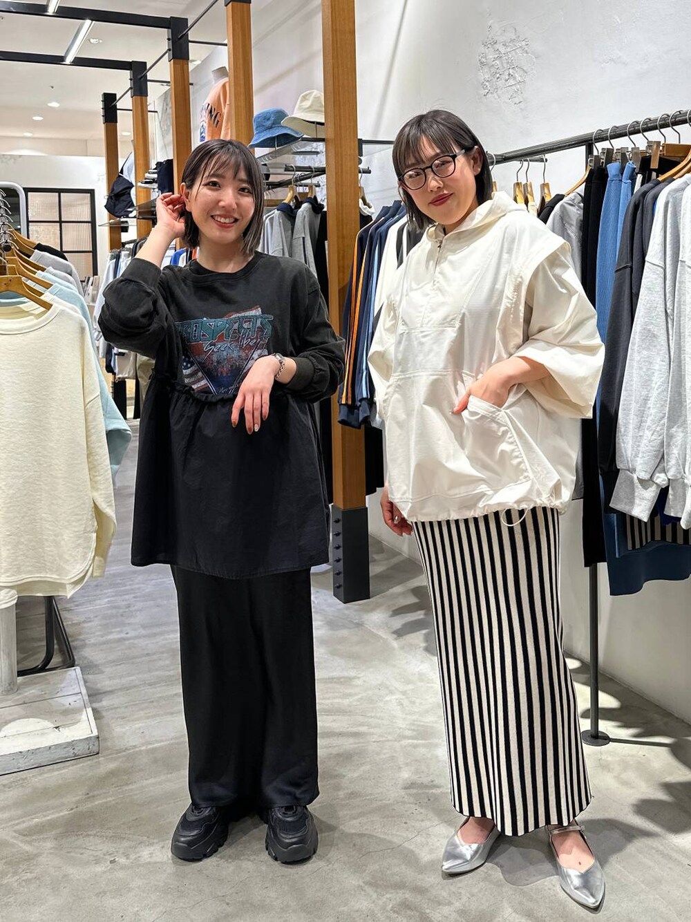 ブラック系のスニーカー、グレー系のTシャツ/カットソー、ブラック系のスカートを着用したレディースの春コーディネートの1枚目の写真