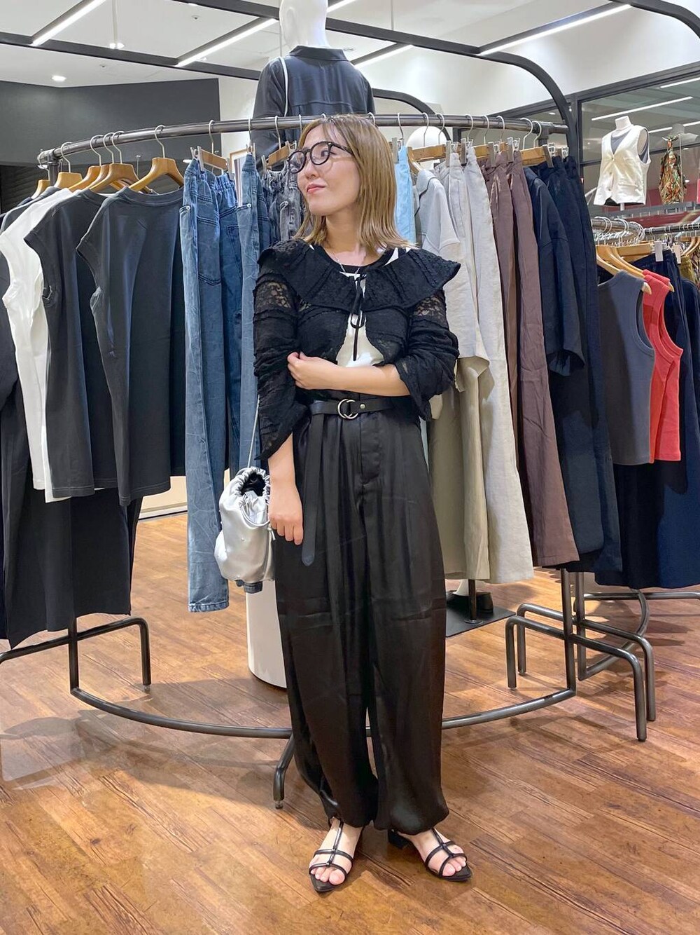 ブラック系のその他パンツ、シルバー系のショルダーバッグ、ブラック系のカーディガン/ボレロを着用したレディースの夏コーディネートの1枚目の写真