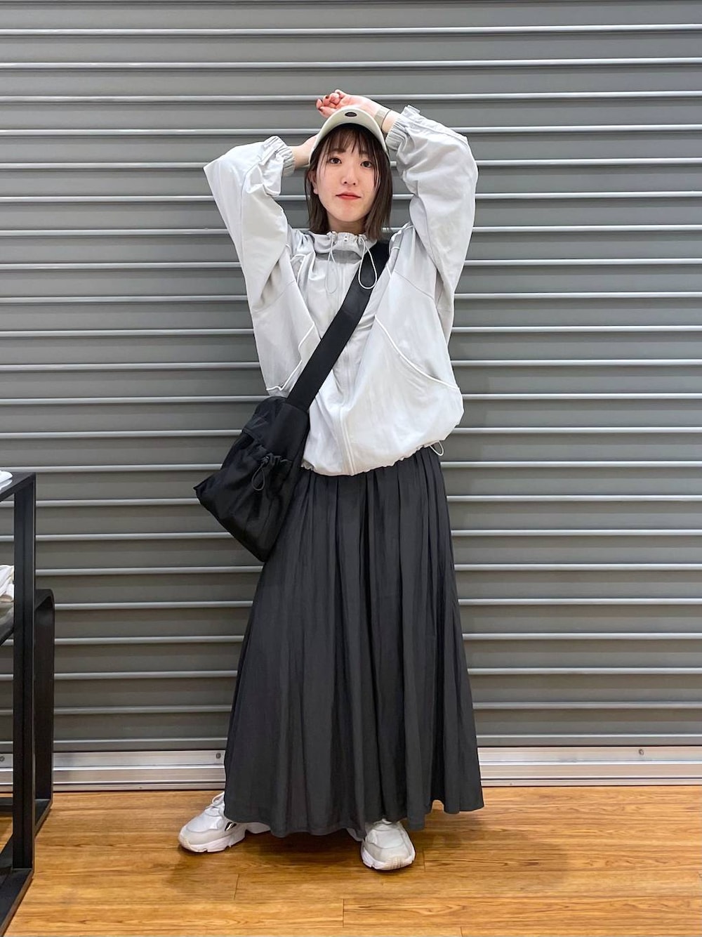 グレー系のその他パンツ、グレー系のその他アウター、ブラック系のショルダーバッグを着用したレディースの春コーディネートの1枚目の写真