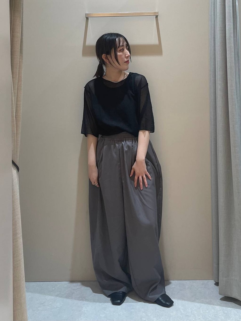 「モノトーン、低身長、カジュアル、ベーシック/シンプル、高見え、ゆったり、シンプルコーデ、大人カジュアル、きれいめカジュアル」｜「LOWRYS FARMのカットイージーコクーンパンツ２ 491345（デニムパンツ、グレー系）」を使った、manaさん（レディース・153cm）の夏コーディネートの1枚目の写真