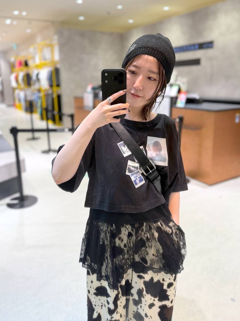ベージュ系のその他パンツ、ブラック系のTシャツ/カットソー、ブラック系のショルダーバッグを着用したレディースの夏コーディネートの1枚目の写真