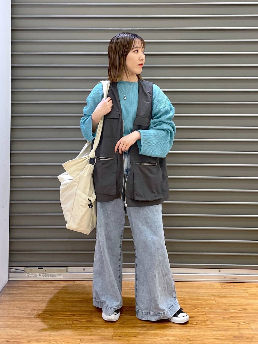 「低身長、カジュアル、ベーシック/シンプル、体型カバー、高見え、ゆったり、LEPSIM」｜「LEPSIMのマタニティ／撥水ナイロンBIGショルダー　103677（マザーズバッグ、ホワイト系）」を使った、manaさん（レディース・153cm）の春コーディネートの1枚目の写真