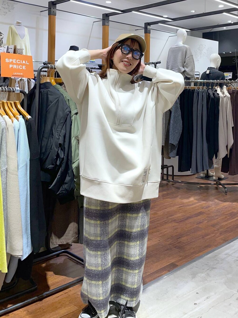 ホワイト系のTシャツ/カットソー、グレー系のスカート、ベージュ系のハットを着用したレディースの秋コーディネートの1枚目の写真