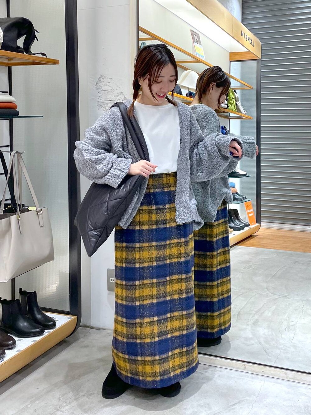 「低身長、カジュアル、ベーシック/シンプル、体型カバー、高見え、ゆったり、LEPSIM」｜「LEPSIMのシャギーチェックスカート　184046（スカート、ブルー系）」を使った、manaさん（レディース・153cm）の冬コーディネートの1枚目の写真
